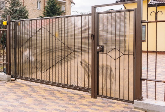 Купить ворота из профлиста с элементами ковки, с металлическими столбами в рамке или под дерево в Великом Новгороде от 157755 руб